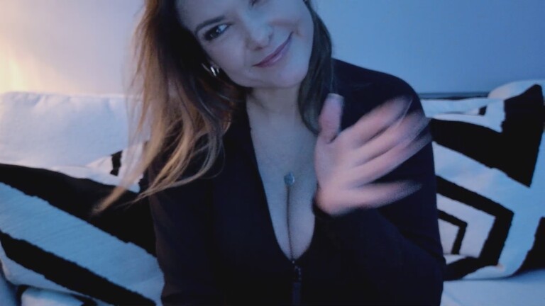 NaughtyMilfNextDoor's Streamate show and profile